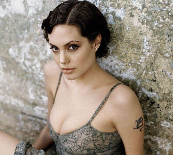 点击大图看下一张：性感女星 安吉丽娜·朱莉图17