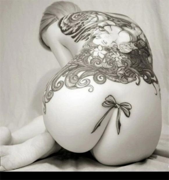 点击大图看下一张：性感美女臀部小小的蝴蝶结纹身图3