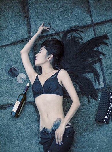 点击大图看下一张：性感神秘的美女腹部纹身图17