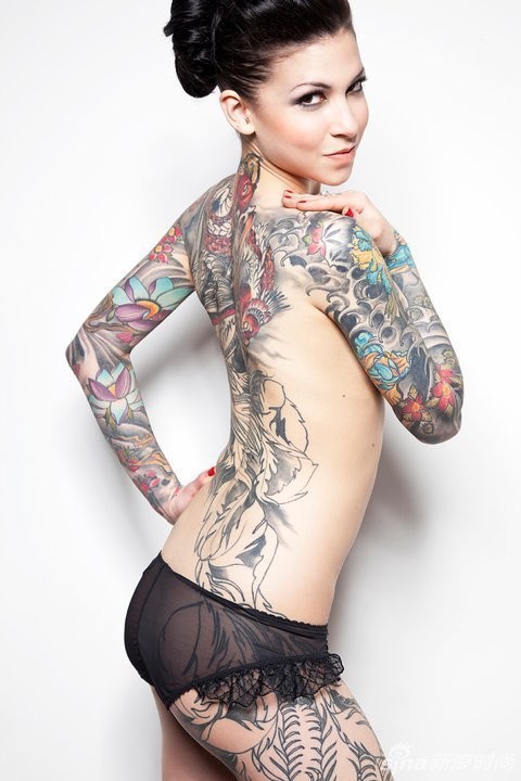 点击大图看下一张:半裸美女展示性感满背纹身图3