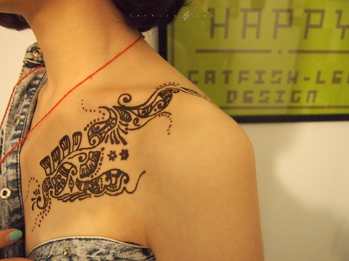 点击大图看下一张：肩部人物画像花朵纹身图2