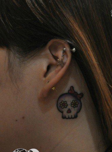 点击大图看下一张：一组耳部小骷髅纹身图案