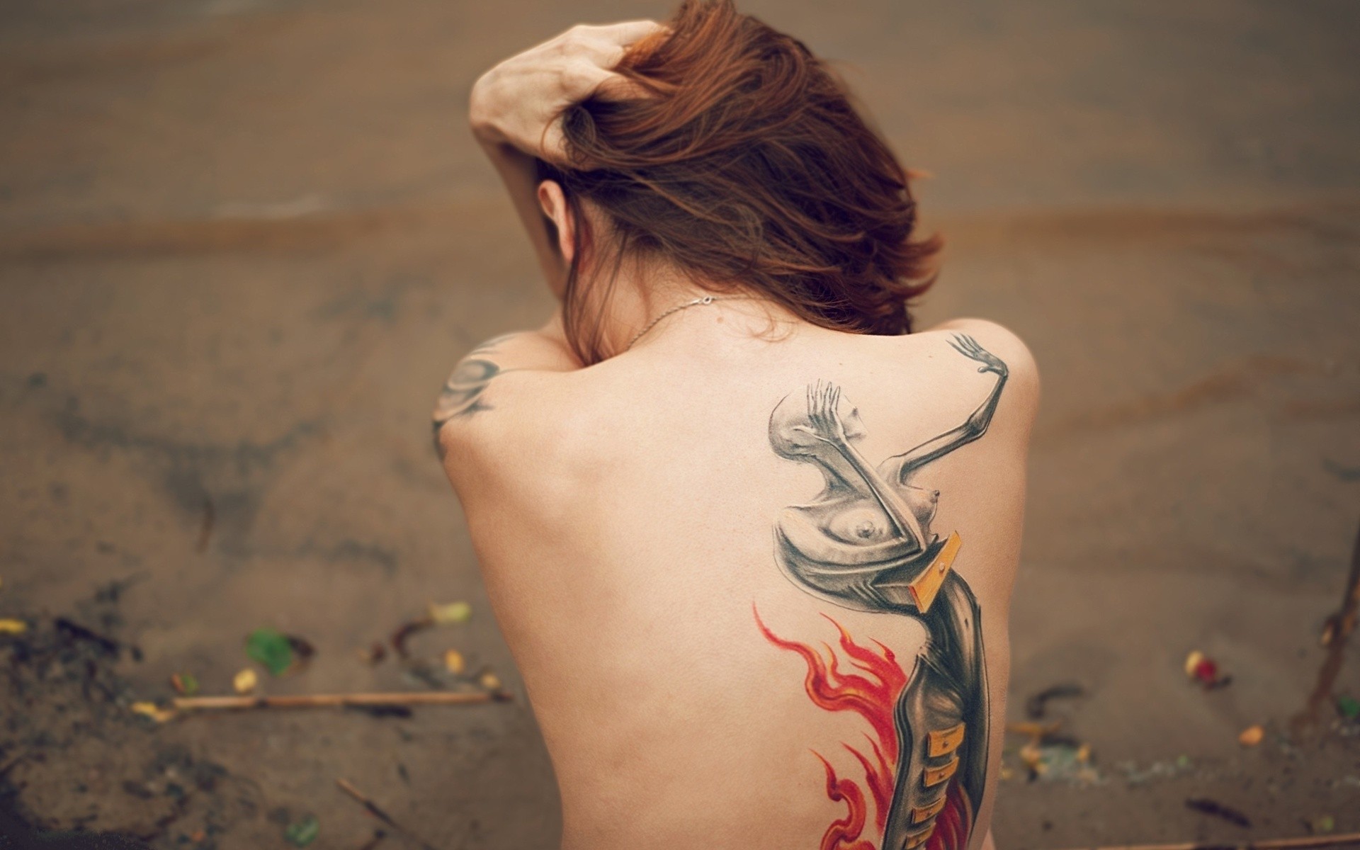 点击大图看下一张：女神范背部个性唯美刺青