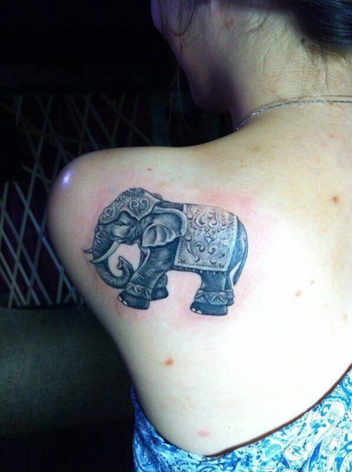 点击大图看下一张：小象女性后背纹身图2