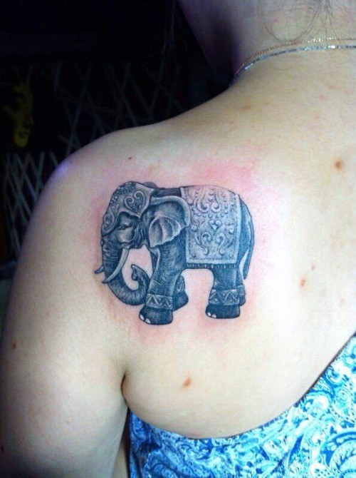 点击大图看下一张：小象女性后背纹身