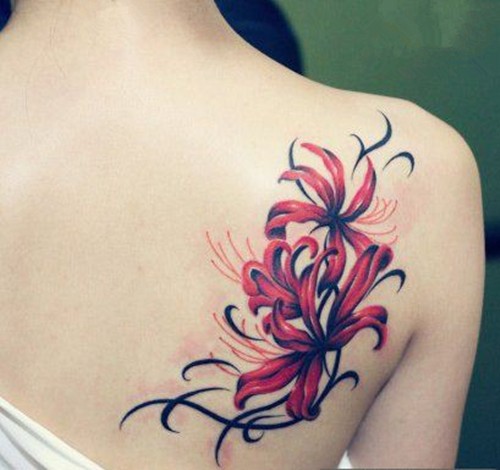 点击大图看下一张：女性背部漂亮的花朵纹身