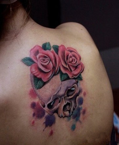 点击大图看下一张：女性背部漂亮的花朵纹身图2