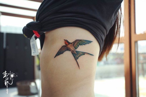 点击大图看下一张：女性腰部燕子纹身