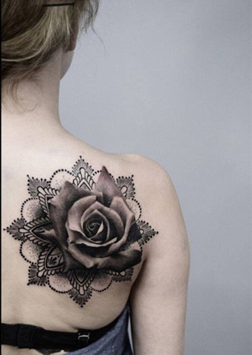 点击大图看下一张：女性背部漂亮的花朵纹身图5