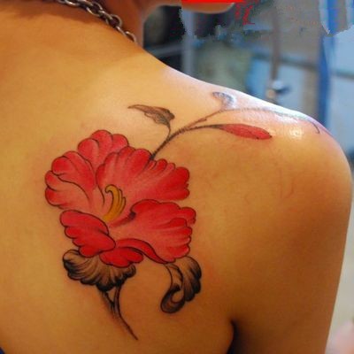 点击大图看下一张：女性背部漂亮的花朵纹身图7