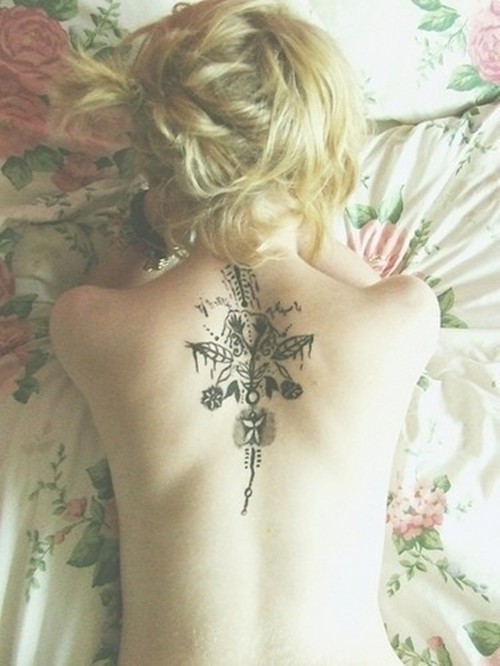 点击大图看下一张：唯美漂亮的花朵女性背部纹身图2