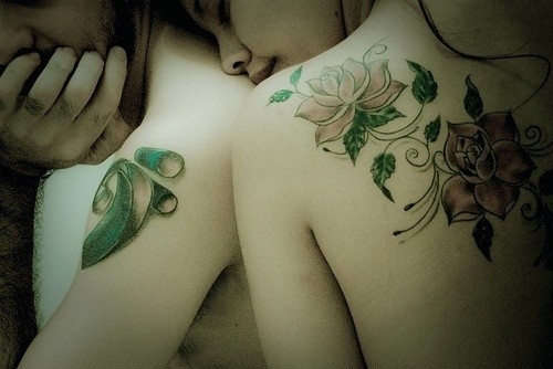 点击大图看下一张：唯美漂亮的花朵女性背部纹身图3