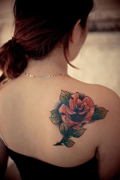 点击大图看下一张：唯美漂亮的花朵女性背部纹身图6