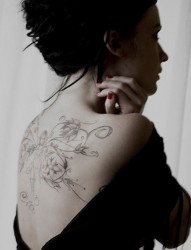 女性背部经典个性纹身