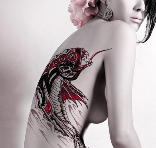 点击大图看下一张：女性背部经典个性纹身