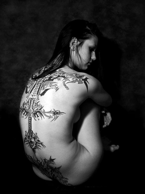 点击大图看下一张：女性背部经典个性纹身图4
