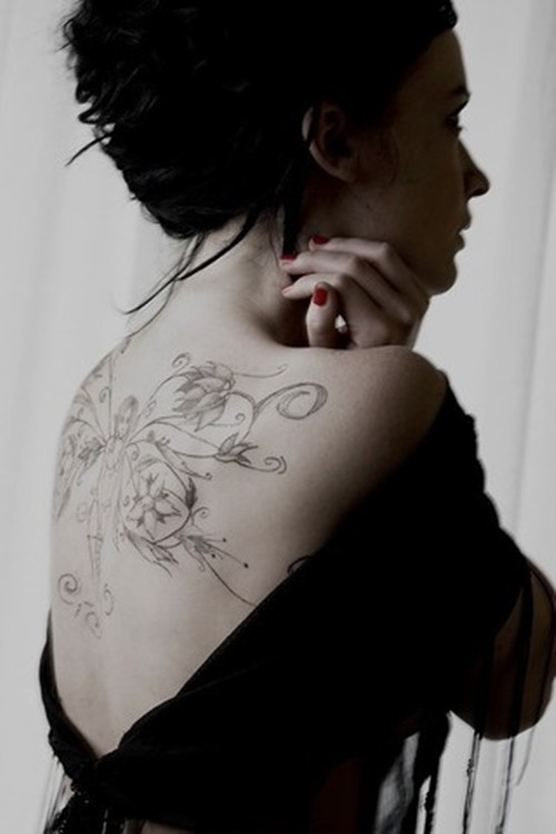 点击大图看下一张：女性背部经典个性纹身图6