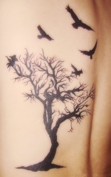 点击大图看下一张：男人背部枯树小鸟漂亮刺青