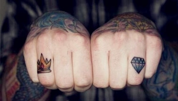 点击大图看下一张：男人手指彩色皇冠钻石独特刺青