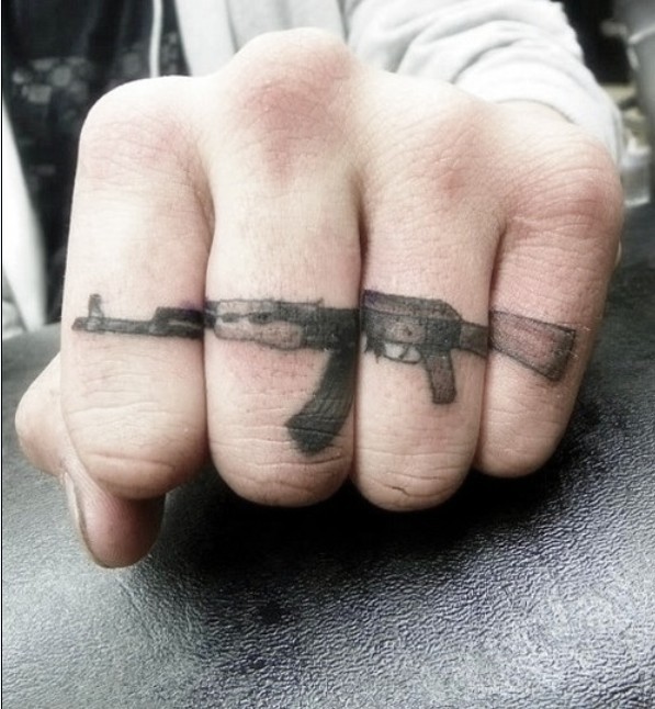 点击大图看下一张：男人手指独特黑白布枪创意刺青