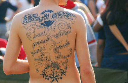 点击大图看下一张：男人背部欧美独特乐谱刺青