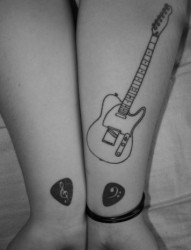 手臂吉他音符黑白刺青