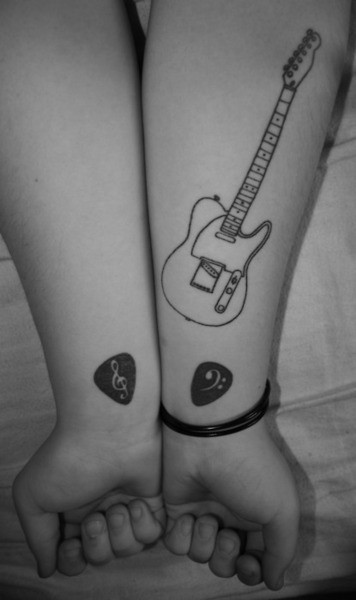 点击大图看下一张：手臂吉他音符黑白刺青