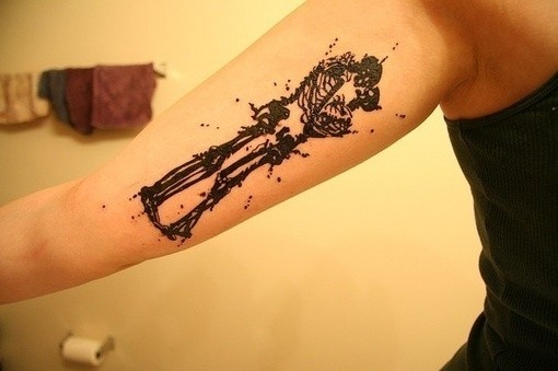 点击大图看下一张：欧美男人手臂黑白创意刺青