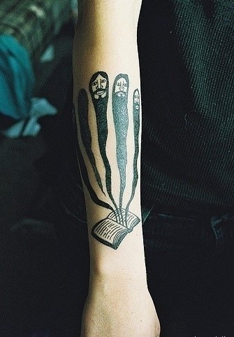点击大图看下一张：男人手臂抽象黑白刺青