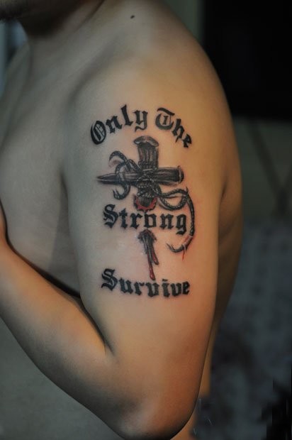 点击大图看下一张：男人手臂字符十字架刺青
