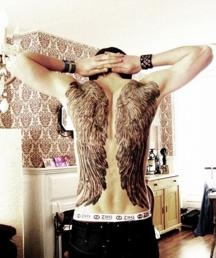 点击大图看下一张：男人后背全翅膀刺青