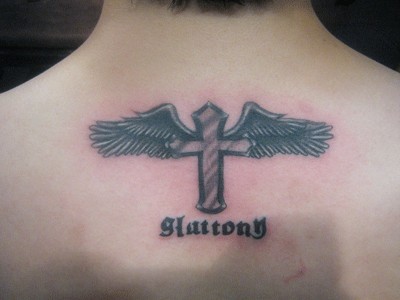 点击大图看下一张：男生背部翅膀十字架刺青
