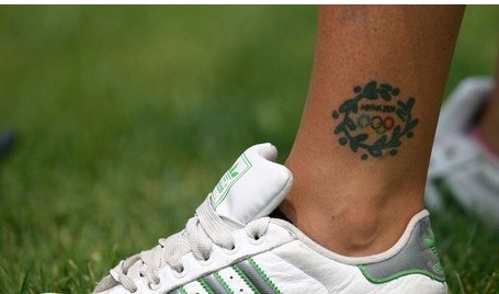 点击大图看下一张：男生脚部奥运匹克刺青