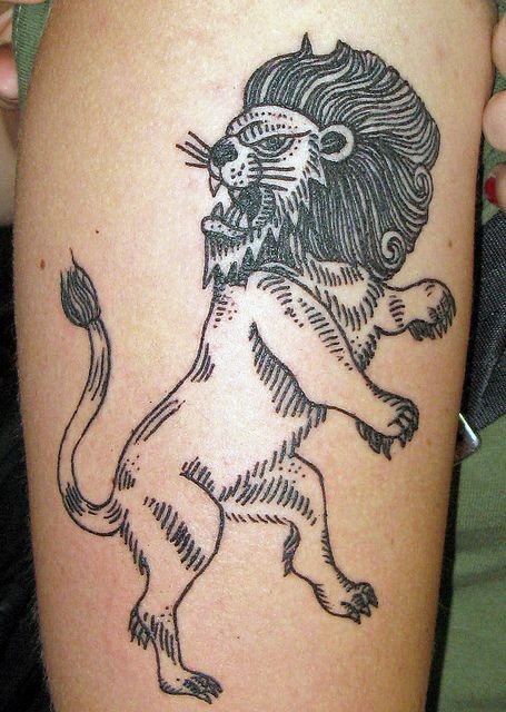 点击大图看下一张：男人腿部狮子纹身