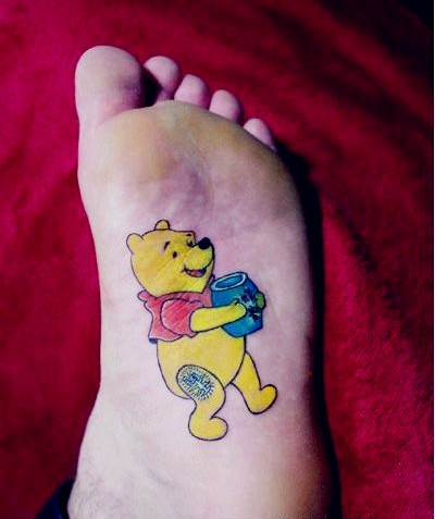 点击大图看下一张：男人脚部彩色卡通泰迪熊可爱刺青