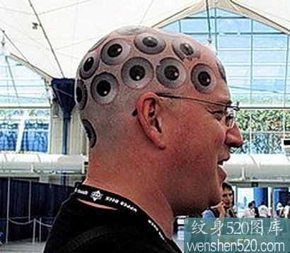 点击大图看下一张:欧美男性头顶的密集眼睛纹身图