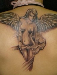 背部美女天使翅膀纹身图案