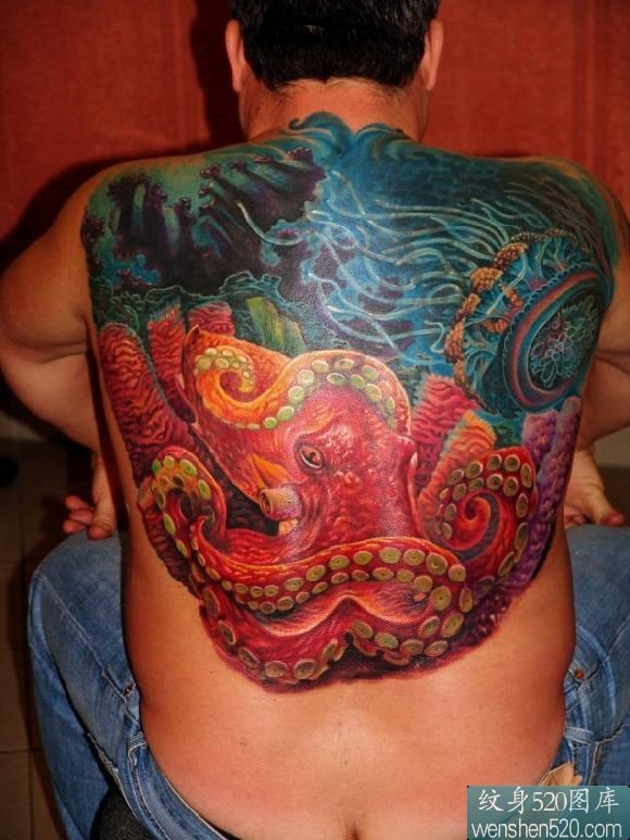 点击大图看下一张：男性后背彩色的章鱼纹身图片欣赏
