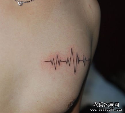 点击大图看下一张：男生胸部一张心电图纹身图片