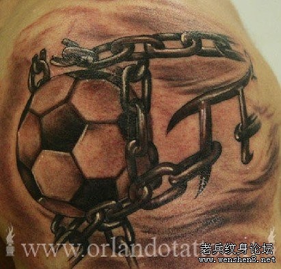 点击大图看下一张：素描足球纹身图片