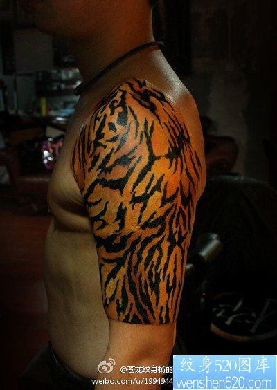 点击大图看下一张：男生手臂超帅的豹纹纹身图片