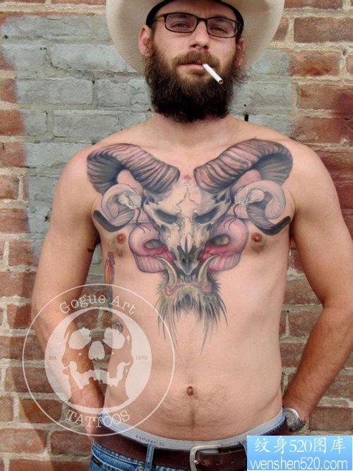 点击大图看下一张：男生前胸霸气超酷的羊头纹身图片
