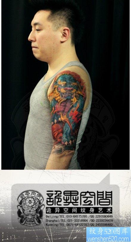 点击大图看下一张：男生手臂帅气超酷的唐狮子纹身图片
