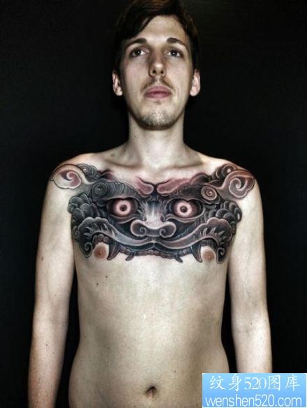 点击大图看下一张：男生前胸超酷流行的唐狮纹身图片