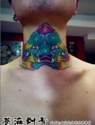 男生脖子处经典超酷的唐狮纹身图片