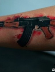 男生手臂超帅的手枪纹身图片