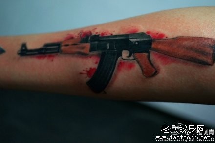 点击大图看下一张：男生手臂超帅的手枪纹身图片