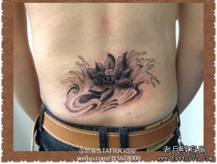 点击大图看下一张：男生腰部唯美流行的黑灰莲花纹身图片