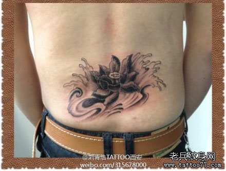 点击大图看下一张:男生腰部唯美流行的黑灰莲花纹身图片