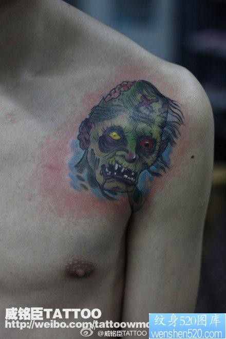 点击大图看下一张：男生肩膀处另类超酷的僵尸纹身图片
